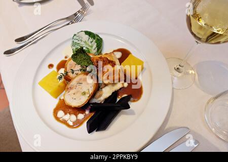 Pollo di mais con panatura di mandorle Foto Stock