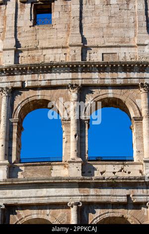 Colosseo, antico i secolo, anfiteatro ovale nel centro della città, Roma, Italia Foto Stock