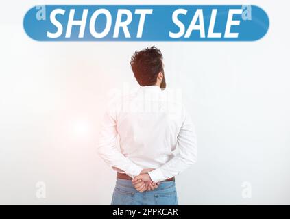 Scrittura visualizzazione testo breve vendita. Vetrina di affari Home che è offerto ad un prezzo che è inferiore all'importo dovuto Foto Stock