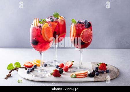 Rinfrescante sangria estiva con vino rosso, mele e arance Foto Stock