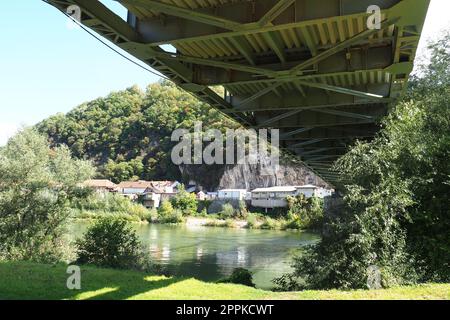 Zvornik, Bosnia ed Erzegovina, Mali Zvornik, Serbia, settembre 29 2022 fiume Drina. Ponte di metallo sul Drina. Punto di frontiera. Veduta delle coste della Serbia e della Bosnia-Erzegovina. Il flusso d'acqua, le case residenziali. Foto Stock