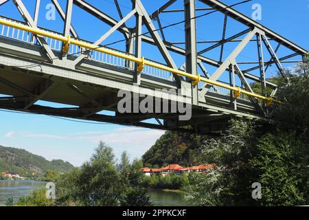 Zvornik, Bosnia ed Erzegovina, Mali Zvornik, Serbia, settembre 29 2022 fiume Drina. Ponte di metallo sul Drina. Punto di frontiera. Veduta delle coste della Serbia e della Bosnia-Erzegovina. Il flusso d'acqua, le case residenziali. Foto Stock