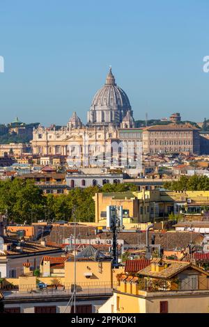 Vista aerea della città con la Basilica di San Pietro in lontananza nella città del Vaticano, Roma, Italia Foto Stock