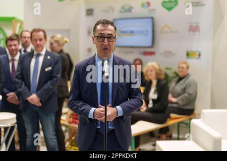 Tour di andata e ritorno FRUIT LOGISTICA 2023 CEM Ã-zdemir, Ministro federale dell'alimentazione e dell'agricoltura. Foto Stock