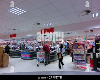 Supermercato REWE a Neu-Isenburg, Germania. Foto Stock