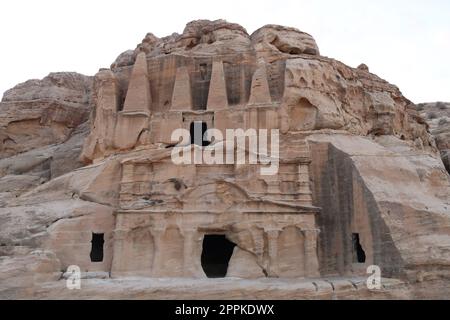 Facciata della tomba dell'Obelisco, Bab as Siq Triclinium, edificio dell'antica città nabatea di Petra, Giordania Foto Stock