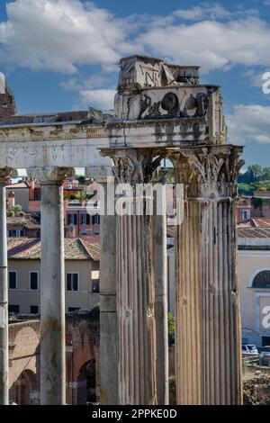 Foro Romano, vista del Tempio di Vespasiano e Tito e del Tempio di Saturno, Roma, Italia Foto Stock