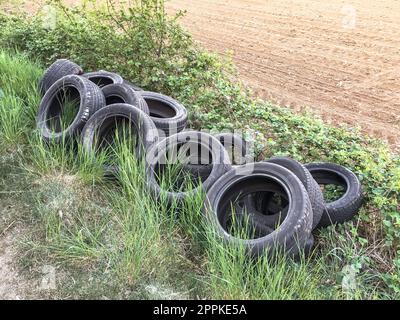 Un mucchio di vecchie gomme per auto Foto Stock