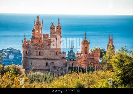 Monumento a Colomares vicino a Benalmadena e vista panoramica sulla costa della Costa del Sol Foto Stock