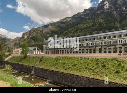 Vista della stazione ferroviaria di Canfranc nei Pirenei spagnoli Foto Stock