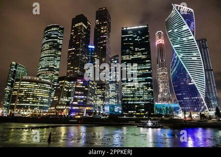 Grattacieli illuminati a Mosca - città di notte Foto Stock