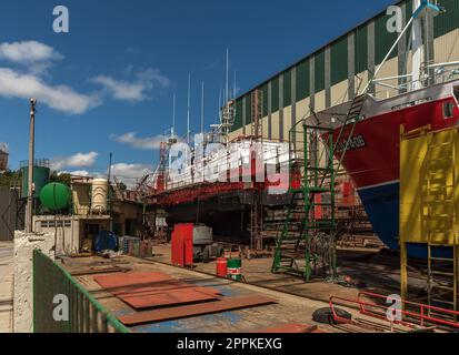 Nave per riparazione in cantiere, Burela, Galizia, Spagna Foto Stock