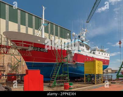 Nave per riparazione in cantiere, Burela, Galizia, Spagna Foto Stock