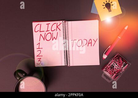 Testo che mostra l'ispirazione fare clic ora. Concetto aziendale la pressione del pulsante indica la sottoscrizione alle notifiche push Foto Stock