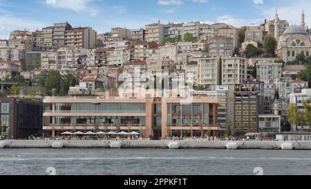 Vista dal mare del porto di Galata, quartiere Karakoy, Istanbul, Turchia Foto Stock