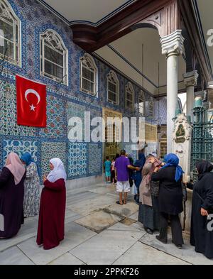 Gente che prega di fronte alla tomba di Abu Ayyub al-Ansari alla Moschea del Sultano Eyup, Istanbul, Turchia Foto Stock