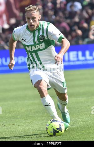 Salerno, Italia. 22nd Apr, 2023. Davide Frattesi di US Sassuolo Calcio durante la Serie Un match tra US Salernitana 1919 vs US Sassuolo Calcio all'Arechi Stadium 22 aprile 2023 Salerno (Photo by Agostino Gemito/Pacific Press/Sipa USA) Credit: Sipa USA/Alamy Live News Foto Stock