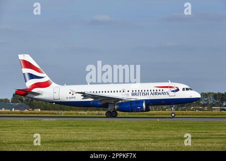 Aeroporto Schiphol di Amsterdam - Airbus A319-131 di British Airways atterra Foto Stock