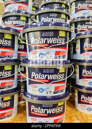 Kiel, Germania - 11 febbraio 2023: Diversi secchi di vernice per pareti Polarweiss bianca in un negozio fai-da-te Foto Stock