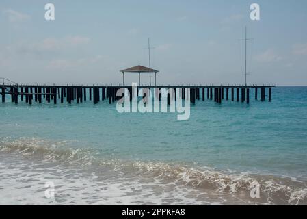 spiaggia rocciosa. molo. Estate sulla città di Antalya in Turchia Foto Stock