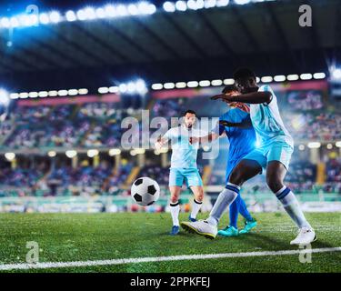 Scena di calcio con giocatori di calcio in competizione allo stadio completo Foto Stock