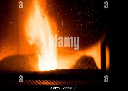 Focolare di stufa a pellet, stufa a granuli con fiamme Foto Stock