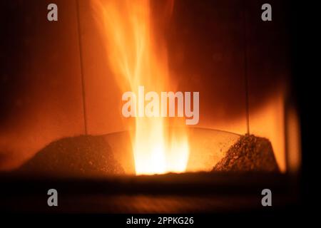 Focolare di stufa a pellet, stufa a granuli con fiamme Foto Stock