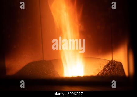 Focolare di stufa a pellet, stufa a granuli con fiamme Foto Stock