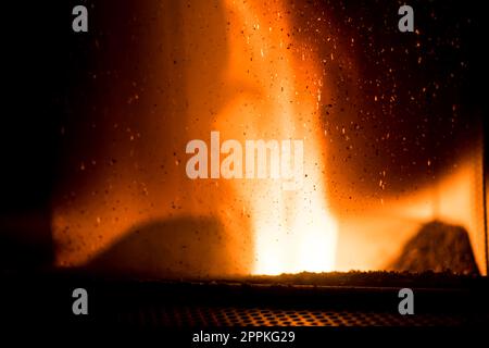 Focolare di stufa a pellet, stufa a granuli con fiamme Foto Stock