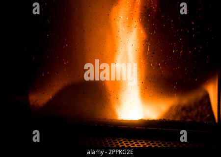 Focolare di stufa a pellet, stufa a granuli con fiamme Foto Stock