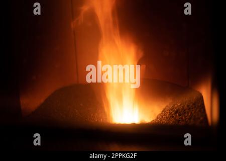 Focolare di stufa a pellet, stufa a granuli con fiamme Foto Stock