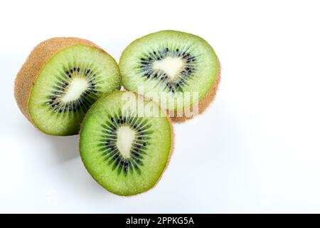 Fetta di frutta kiwi isolata su sfondo bianco. Fettine di kiwifruit isolate su sfondo bianco. Primo piano. Foto Stock