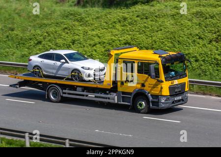 2022 BMW 218I M Sport Auto 218I 136 DCT Auto Start/Stop White Car Coupe benzina 1499 cc caricato su AA 24hr soccorso stradale e recupero MAN giallo Diesel 6871 cc camion; viaggiando sull'autostrada M61, Regno Unito Foto Stock