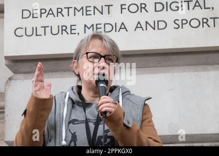 Londra, Regno Unito. 24 aprile 2023. L'ex leader del Partito Verde Baronessa Natalie Bennett si rivolge a un Picket popolare di 'Media Tell the Truth' presso il Dipartimento per la Cultura, i Media e lo Sport nell'ultimo di quattro giorni di proteste avviate dalla rivolta dell'estinzione e sostenute da più di 200 organizzazioni, tra cui gruppi ambientali, ONG e sindacati. Chiedono al governo di porre fine alle licenze, ai finanziamenti e all'approvazione di nuovi progetti sui combustibili fossili e di creare "assemblee cittadine" per affrontare la crisi climatica. Credit: Ron Fassbender/Alamy Live News. Foto Stock