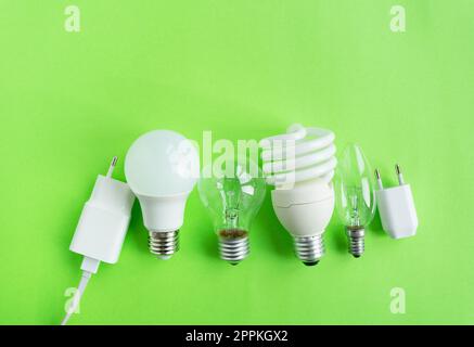 Un set di diversi tipi di lampade a LED isolate su sfondo verde. Lampadine a risparmio energetico Foto Stock