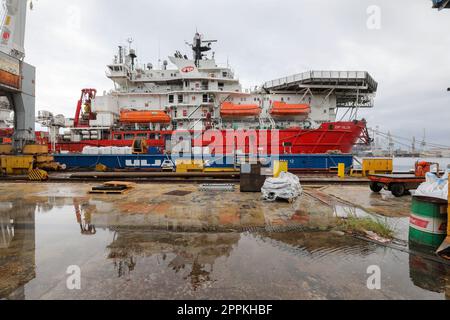 Pola, Croazia. 24th Apr, 2023. Nel cantiere di Uljanik, INA ha presentato la nave GSP Falcon, che sarà utilizzata per riabilitare e chiudere definitivamente il pozzo Ivan D-1, a Pola, in Croazia, il 24 aprile 2023. Il GSP Falcon è un'imponente imbarcazione polivalente di norma norvegese che combina la capacità di sollevare carichi pesanti e l'intervento dei subacquei. È stato costruito nel 1989, è lungo 111,4 metri, pesa 9158 tonnellate lorde e ha una capacità di 139 persone. Foto: Srecko Niketic/PIXSELL Credit: Pixsell/Alamy Live News Foto Stock