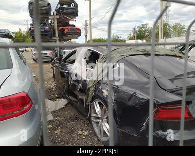 Buzau, Romania - 12 settembre 2022: Vecchie auto distrutte in un deposito di rifiuti in attesa di essere distrutte in un parco di riciclaggio vicino a Bacau in Romania. Foto Stock