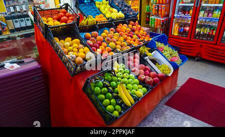 Istanbul, Turchia - 14 settembre 2022: Frutta fresca turca sugli scaffali dei negozi. Foto Stock