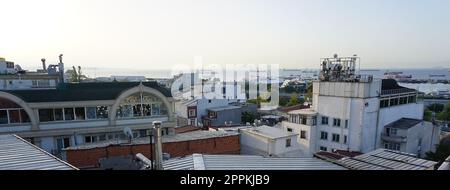 Vista della città di Istanbul sulla moschea con il quartiere di Sultanahmet contro il cielo. Tramonto a Istanbul, Turchia, con la Moschea Suleymaniye e la moschea imperiale ottomana Foto Stock