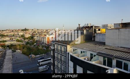 Vista della città di Istanbul sulla moschea con il quartiere di Sultanahmet contro il cielo. Tramonto a Istanbul, Turchia, con la Moschea Suleymaniye e la moschea imperiale ottomana Foto Stock