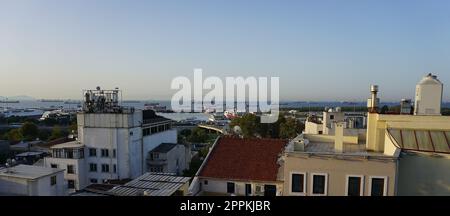 Vista della città di Istanbul sulla moschea con il quartiere di Sultanahmet contro il cielo. Tramonto a Istanbul, Turchia, con la Moschea Suleymaniye e la moschea imperiale ottomana Foto Stock