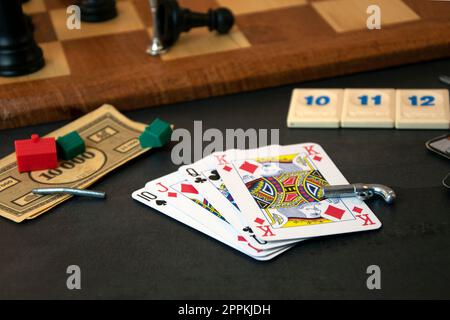Varietà di pezzi di gioco da tavolo, sfondo nero Foto Stock
