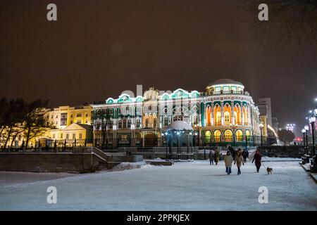 EKATERINBURG, 18 dicembre 2021: Casa Sevastyanov anche Casa dei sindacati a Ekaterinburg in Russia di notte e stagione invernale. È un palazzo costruito nel primo quarto del XIX secolo sulle rive dello stagno cittadino, formato da una diga sul fiume Iset. Foto Stock