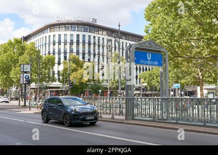 Scena di strada con una macchina alla stazione della metropolitana di Uhlandstrasse su Kurfuerstendamm a Berlino Foto Stock