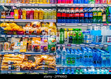 Alimenti preconfezionati esposti in un frigorifero commerciale Foto Stock