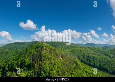 Vista dal castello di Trifels sulla foresta di Palatinato con le rovine di Anebos e Scharfenberg, Annweiler, Palatinato, Renania-Palatinato, Germania, E Foto Stock