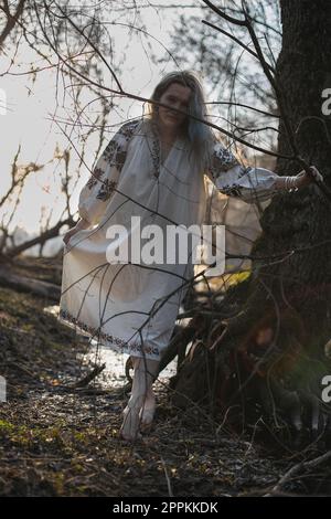 Primo piano donna a piedi nudi indossare ucraino chemise folk in foto ritratto foresta Foto Stock