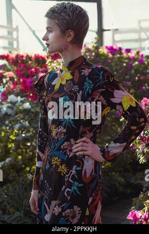 Primo piano donna snella in un ritratto elegante vestito a motivi geometrici Foto Stock