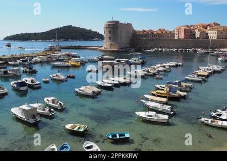 Dubrovnik, Croazia, 08.14. 2022. Attrattiva turistica estiva del porto cittadino. I turisti camminano, salgono su barche e navi e fanno gite in barca. Mare Adriatico. Viaggi e attività ricreative. Barche private di cittadini locali Foto Stock