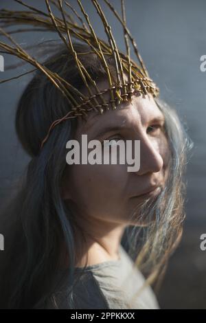 Primo piano donna in stile celtico che squinting in foto ritratto luminoso luce del sole Foto Stock